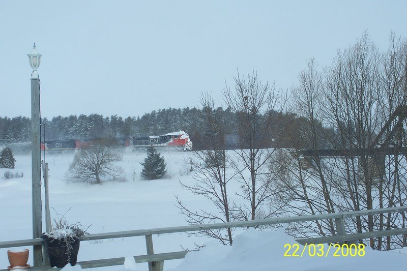 100_2124 [800x600].jpg - le train passe dans toutes les conditions.
